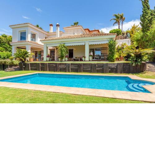 Deluxe Villa Lario with swimming pool