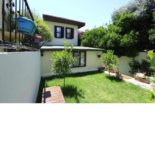 Deniz ve dağ manzaralı apart