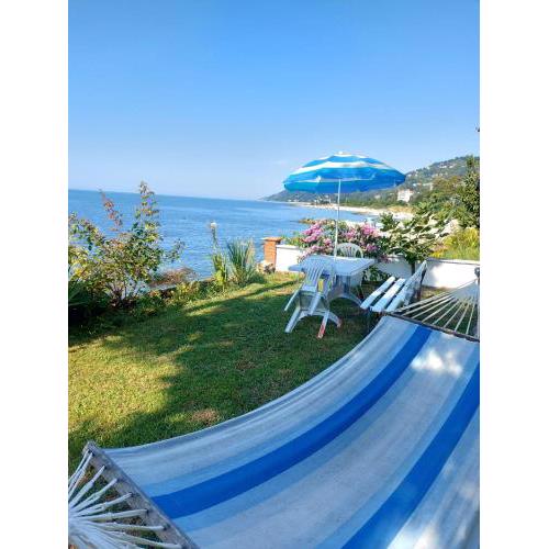 Denize Sıfır 2 Yatak Odalı ve 2 Çekyatlı Bahçeli Ev - Seafront, 2 bedroom, 2 sofa bed house with big garden