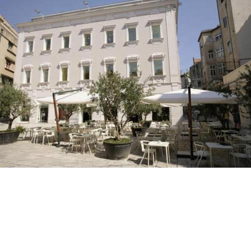 Design Hostel Goli & Bosi