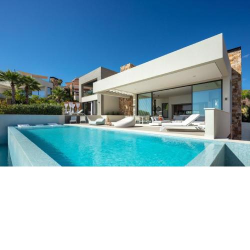 Designed with a contemporary twist, it has been impeccably tailored to cope with the magnificent panoramic views