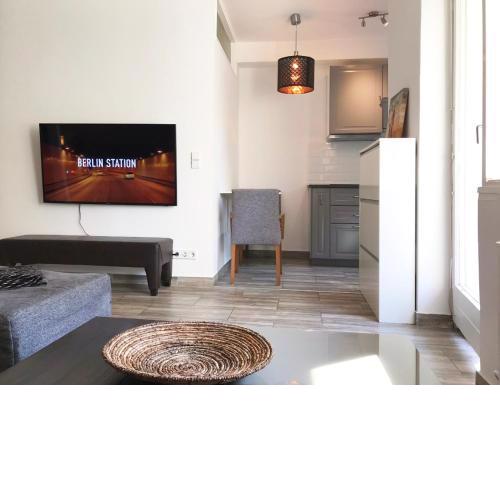 Designer Central Apartment with Terrace & Free Parking