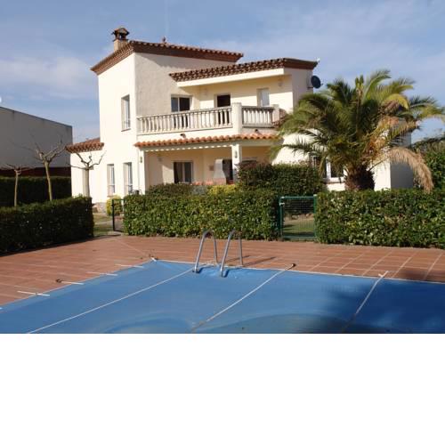 Detached pleasant villa in a small complex with shared swimming pool in Vilacolum