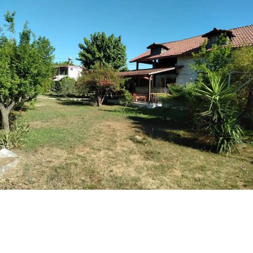Detached stone house with access to a large garden near beach