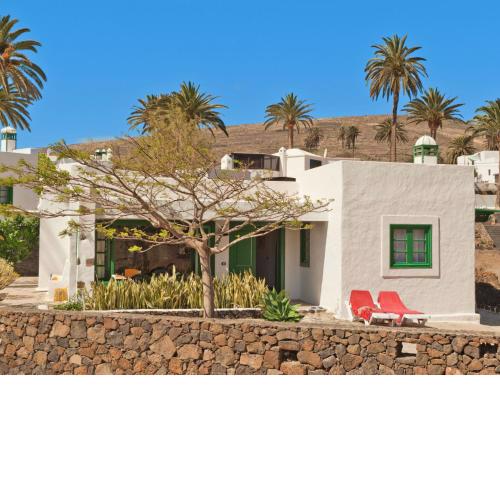 Detached villa with communal swimming pool, located in the north of Lanzarote