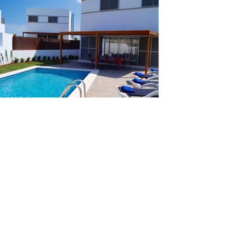 Detached Villa with swimming pool and garden