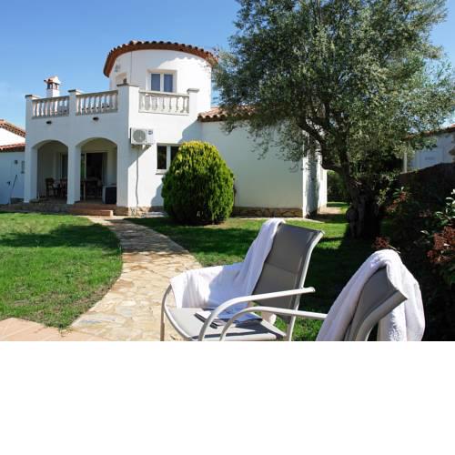 Detached villa with terrace and shared swimming pool in the quiet village of Vilacolum
