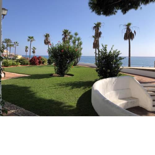 Dona Lola Micaela - fully equiped 1 bedroom ground floor beach front apartment with direct access to the beach of Calahonda - Costa del Sol - CS155
