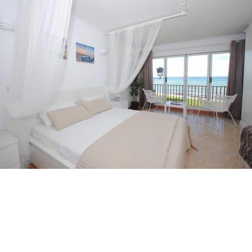 Dona Lola Sandra - Cozy beach front house with open sea views located in Calahonda only few minutes away from Marbella - Costa del sol CS111