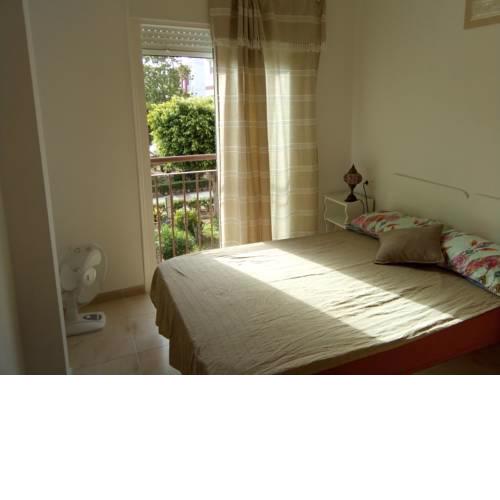 Dormitorio con cama de martimonio