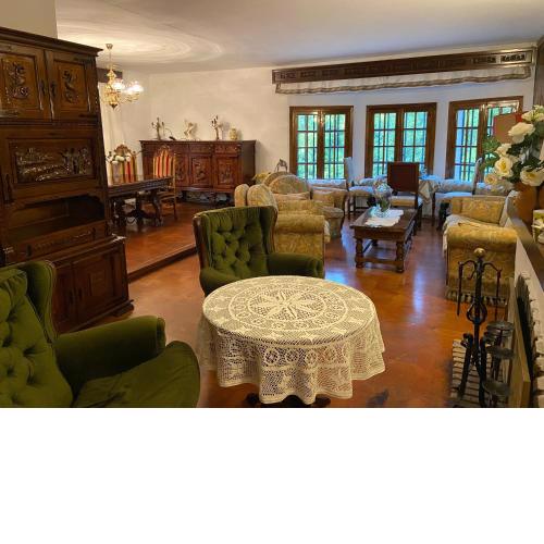 Dos chalets + 3 salones + calefacción + chimeneas (máx 21 personas)