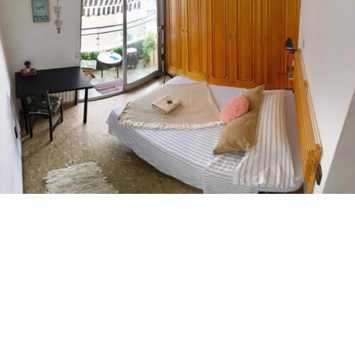 Double room with balcony right in the center of Valencia