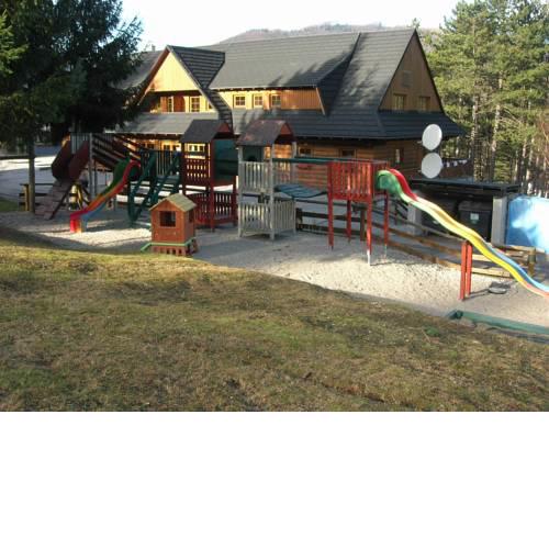 Drevenica pod smrekom