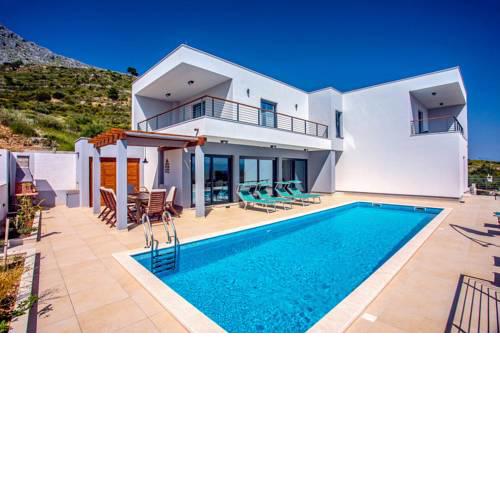 Duce Villa Sleeps 10 with Pool Air Con and WiFi