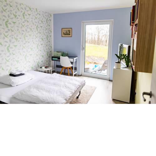 Ein helles Zimmer mit schöne Aussicht ins grüne