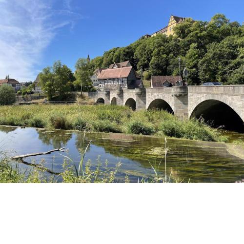 Ein Schlossturm besticht mit spektakulären Ausblicken ins Jagsttal und behaglichen Innenräumen