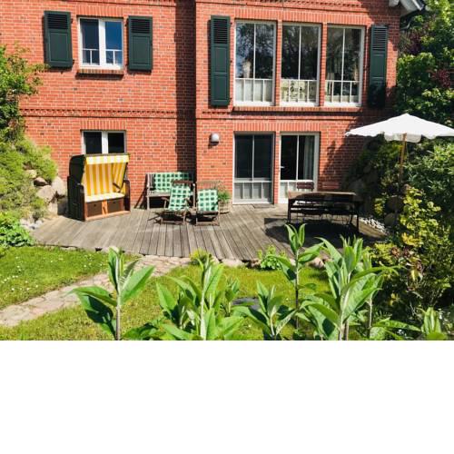 Ein Steinwurf zum Ostseestrand: Ferienwohnung Martha mit Terrasse