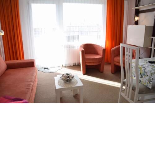 Einfaches 2-Zimmer-Appartement mit Balkon.