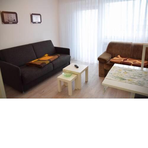 Einfaches 2-Zimmer-Appartement mit Balkon.