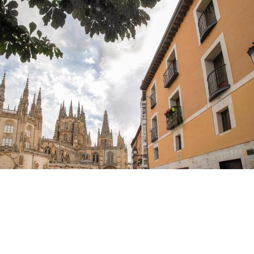 Elegant apt. for 4 in Burgos city center beside the Cathedral w/ Wifi