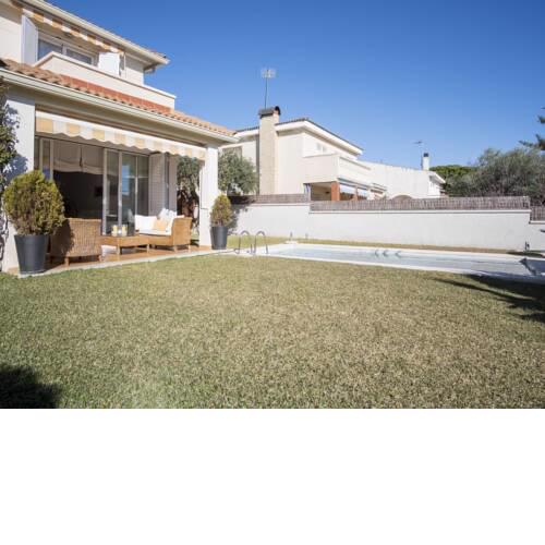 Elegant Villa in Calafell with Swimming Pool