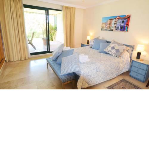 Elviria Apartment Sleeps 4 Pool Air Con WiFi