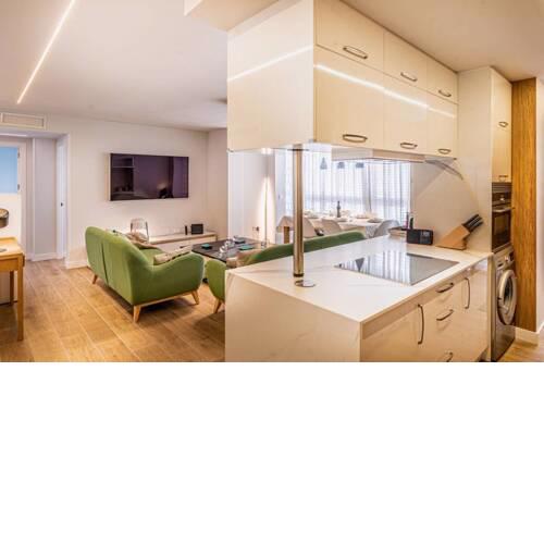 En Marbella, moderno y amplio apartamento a 50 metros del mar.