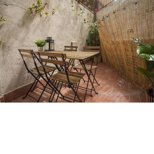EN2VAL346 Perfectly located flat with terrace