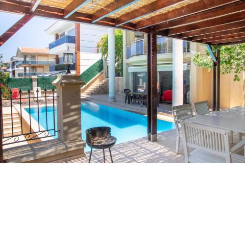 Enchanting Villa with Backyard in Cesme near Beach