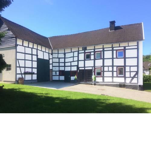 Stunning Farmhouse in Einruhr near Eifel National Park