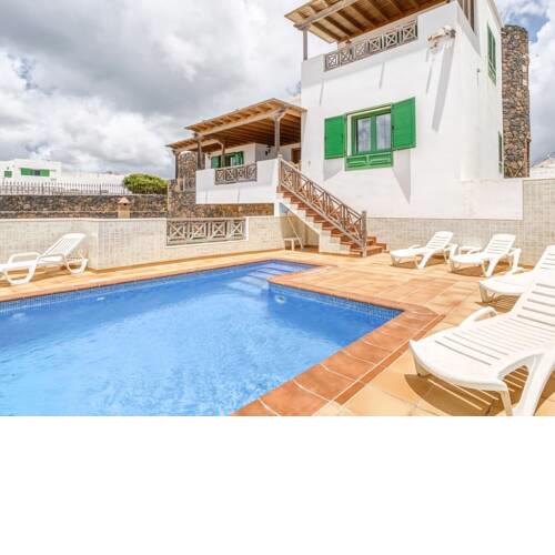 Enticing Holiday Home in Las Palmas with Jacuzzi