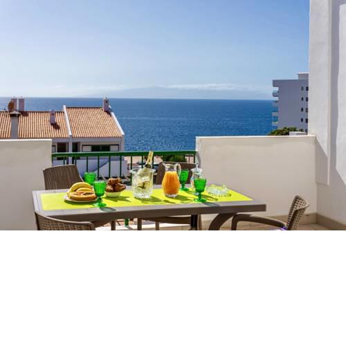 Esmeralda. Lovely and new apartment right by the ocean!