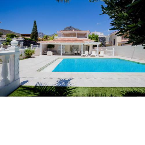 Espaciosa Villa con la piscina climatizada