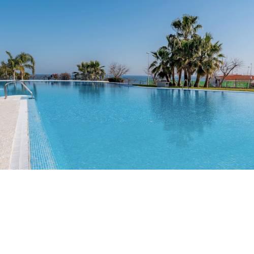 Espacioso apartamento con piscina junto mar WIFI