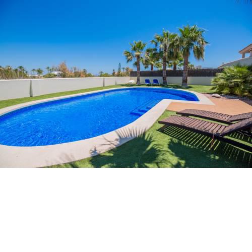 Espectacular vivienda con piscina a orillas del Mediterráneo.