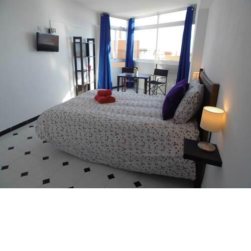 ESTUDIO CON LUZ DEL SOL Y AZUL DEL MAR