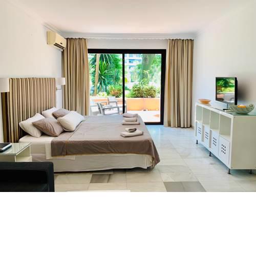 Estudio en Banus con piscina a 100 m. playa