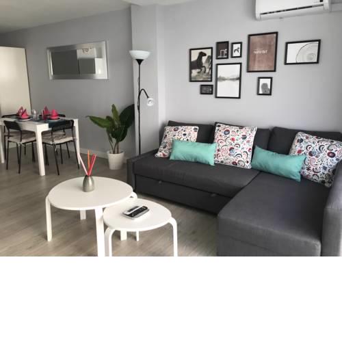 Estudio moderno con jardín privado y piscina
