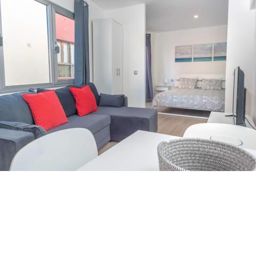 Estudio nuevo en la playa de Las Canteras by Lightbooking