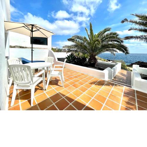 Estupenda Villa con vistas al mar, FreeWifi, acceso directo a la playa en Charco del Palo