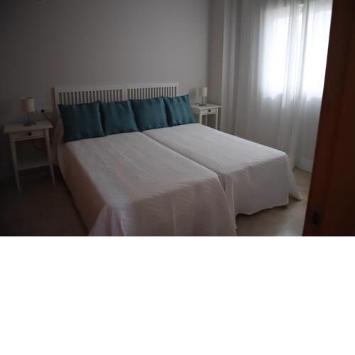 Estupendo Apartamento en Benalmádena, dispone de campo de golf, pistas de tenis y paddle, gimnasio, parque infantil, piscinas y a dos km de la playa, así como a 5 minutos andando de servicios como transporte público, supermercado, farmacia y hospitales.