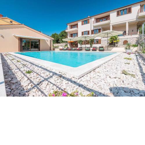 E&T apartments with a beautiful pool