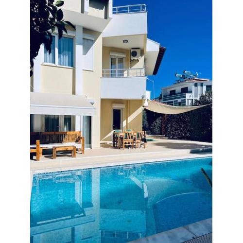 Excellent 3 storey villa with a swimming pool