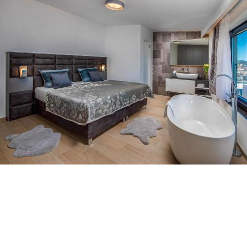 Excellent place for the group to socialize, play cards or simply relax