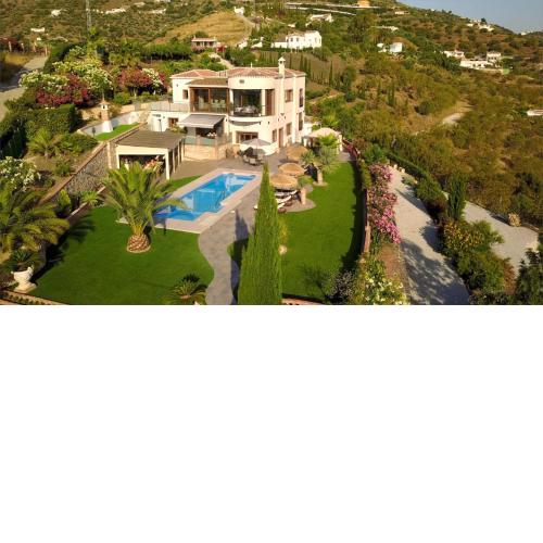 Exceptional Costa del Sol villa for 8, Hi spec, Tranquil setting, Amazing views. Heated pool.