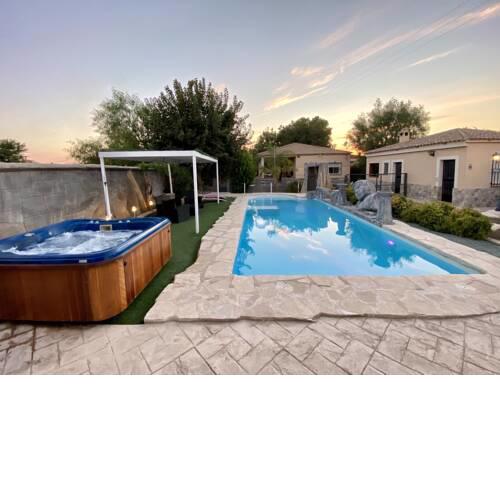 Exclusiva Piscina con Jacuzzi y Jardín privado