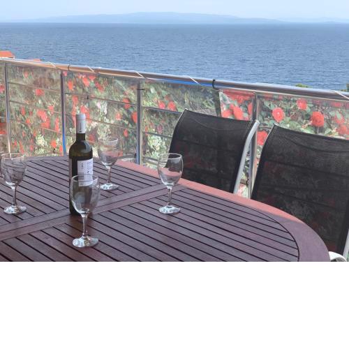 Exclusive penthouse on 100 square only 70 m from the sea