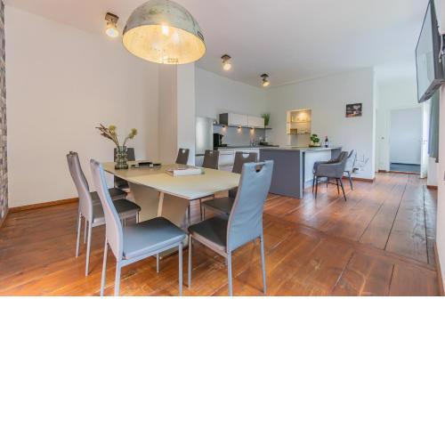 Exklusive Stadtvilla-190qm- Parkplatz- 3Schlafzimmer- 2 Bäder- Netflix- Waschmaschine- 4 Etagen-nähe Theater