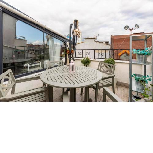 Exquisite Flat with Terrace in Nisantasi