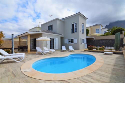 Exquisite "Villa Mariposa" with Private Pool, Cactus Garden, BBQ & Wifi by Holidays Home